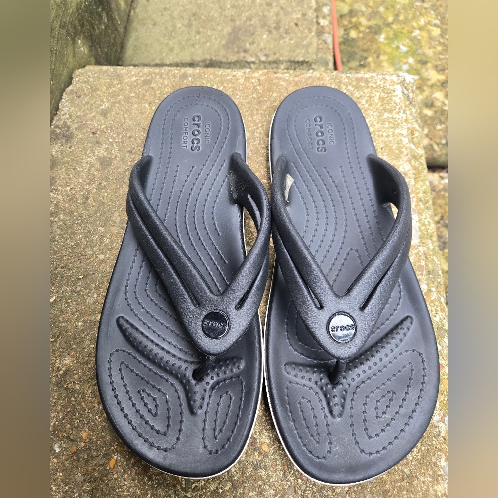 Womens 9 CROCS Black Sandals with Textured Footbed
